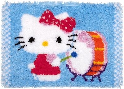 Hello Kitty speelt op trom